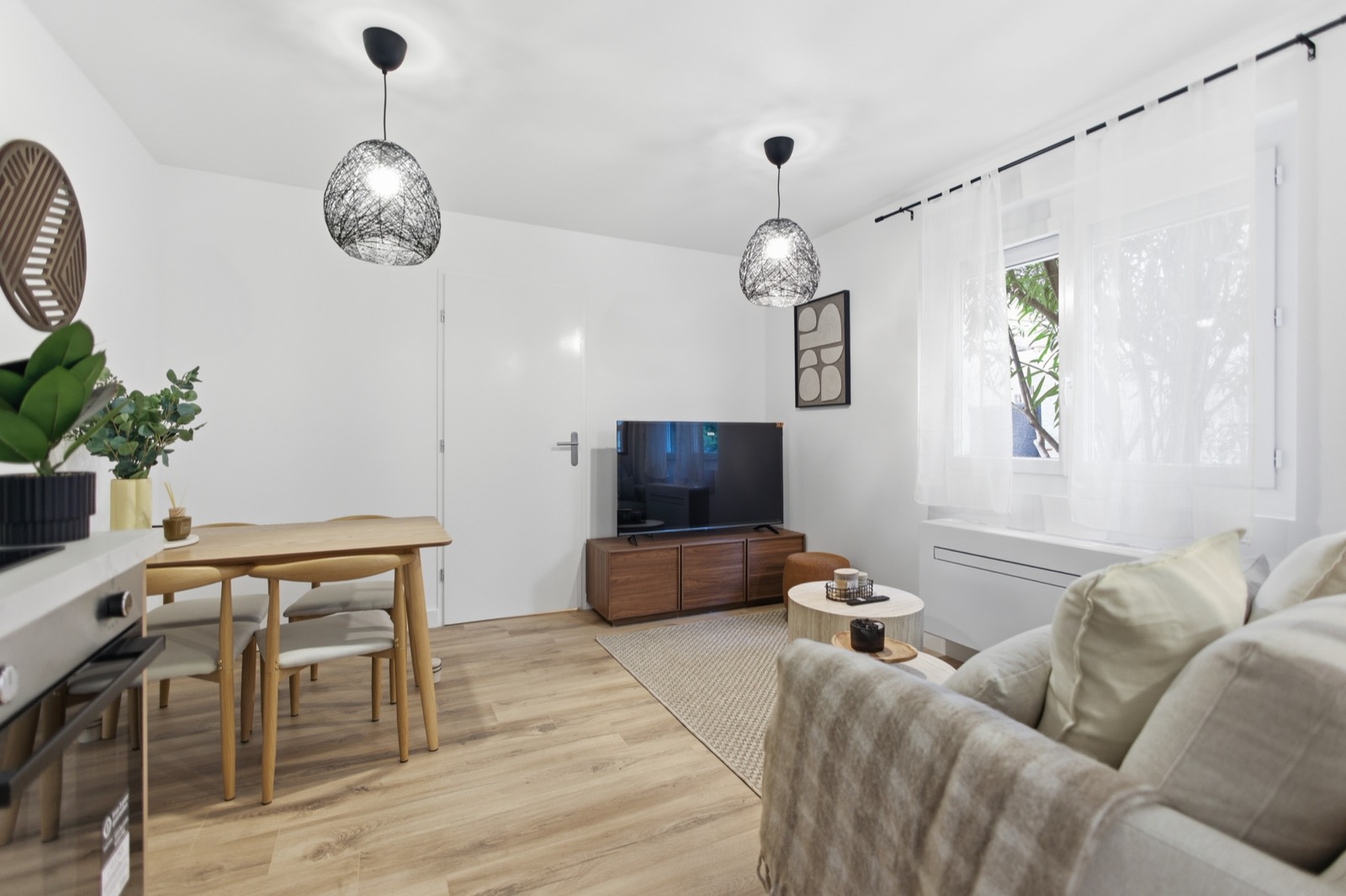 Salon lumineux avec parquet chêne