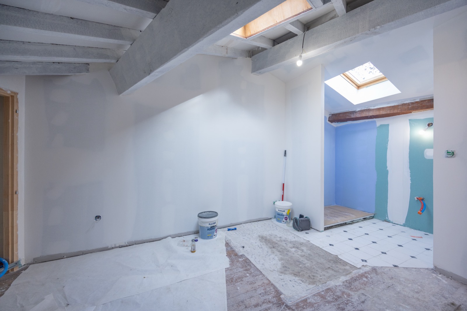 Avant — Étage en chantier, poutres brutes