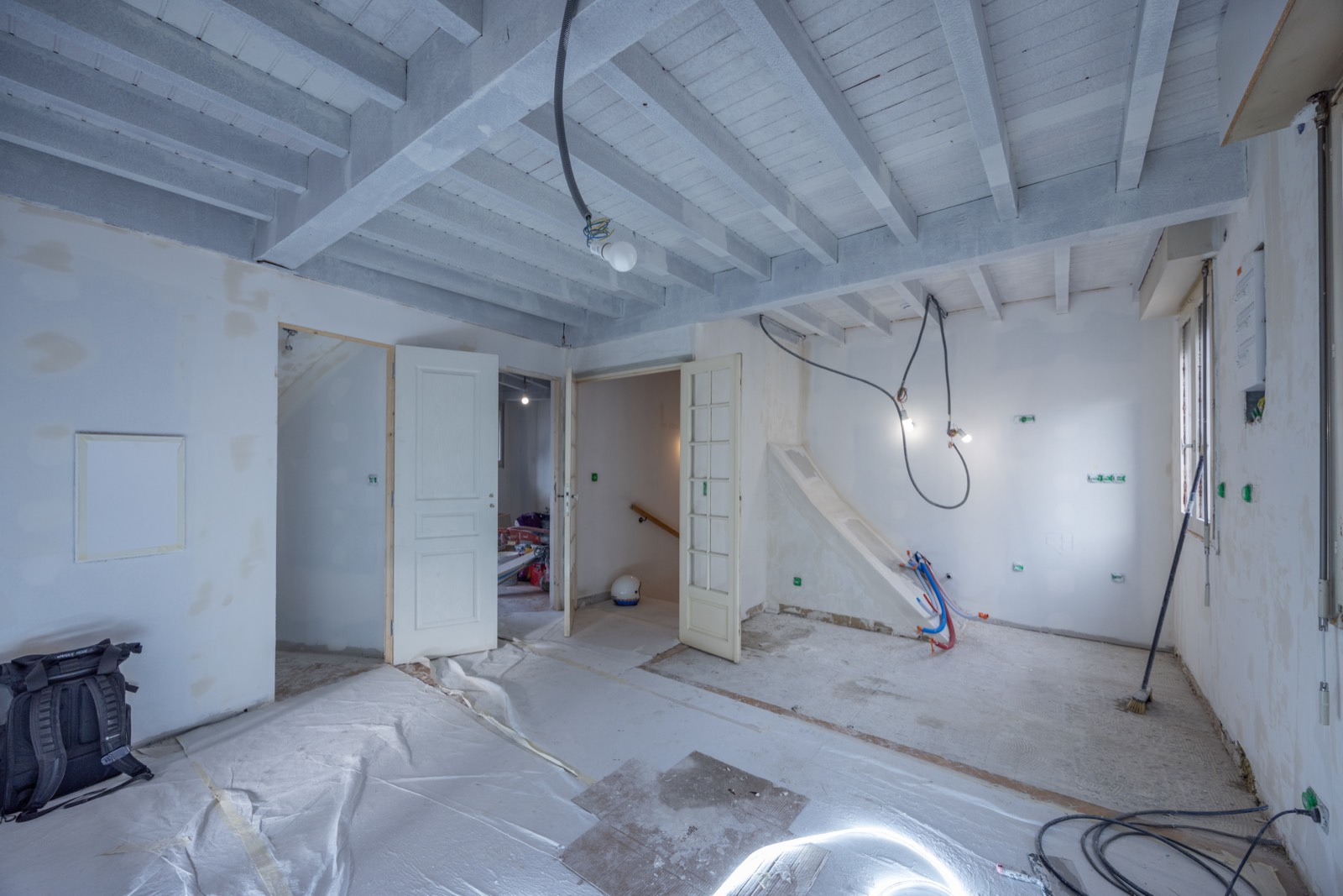 Avant — Pièce brute en cours de rénovation