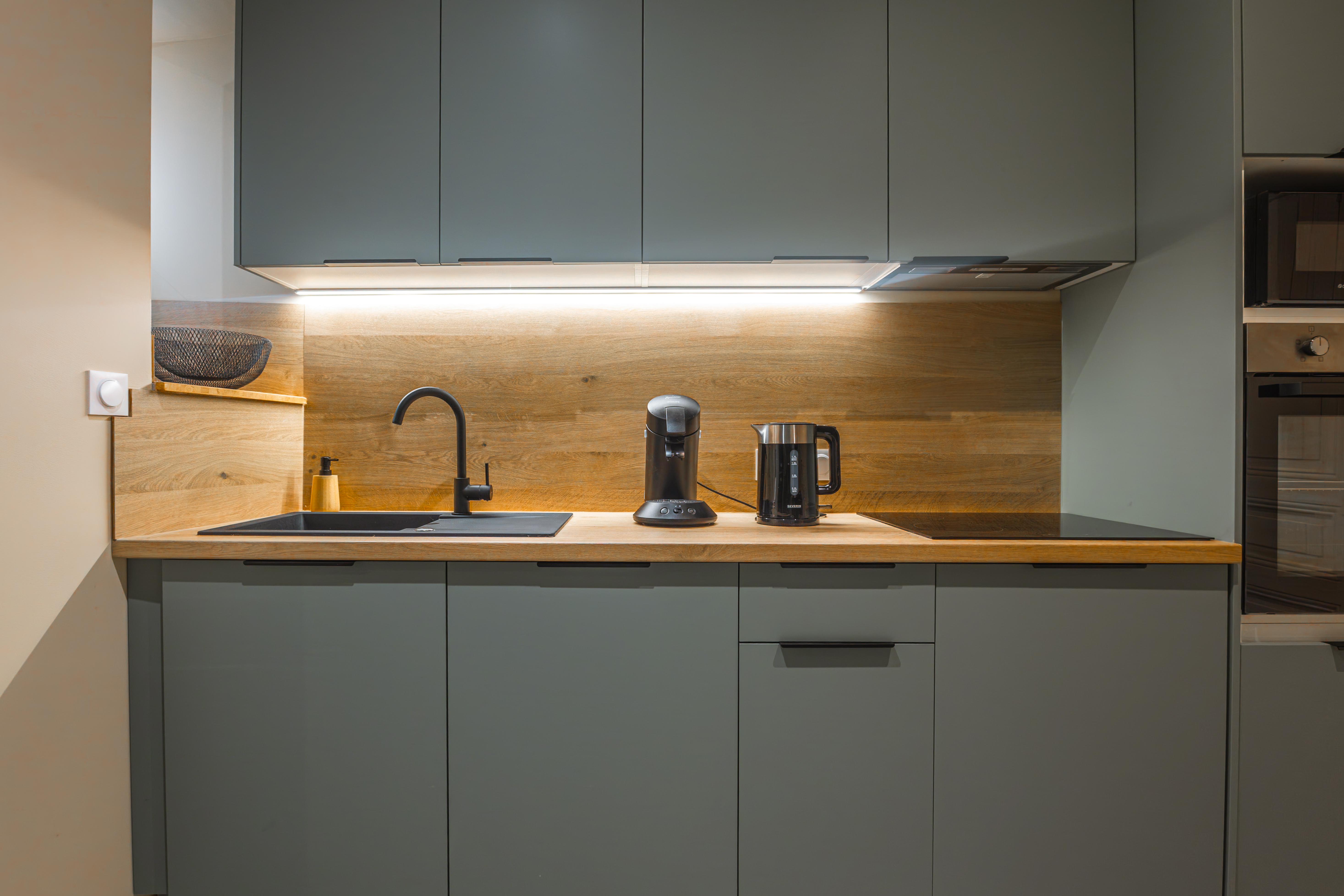 Cuisine : plan de travail bois et crédence chêne finalisés