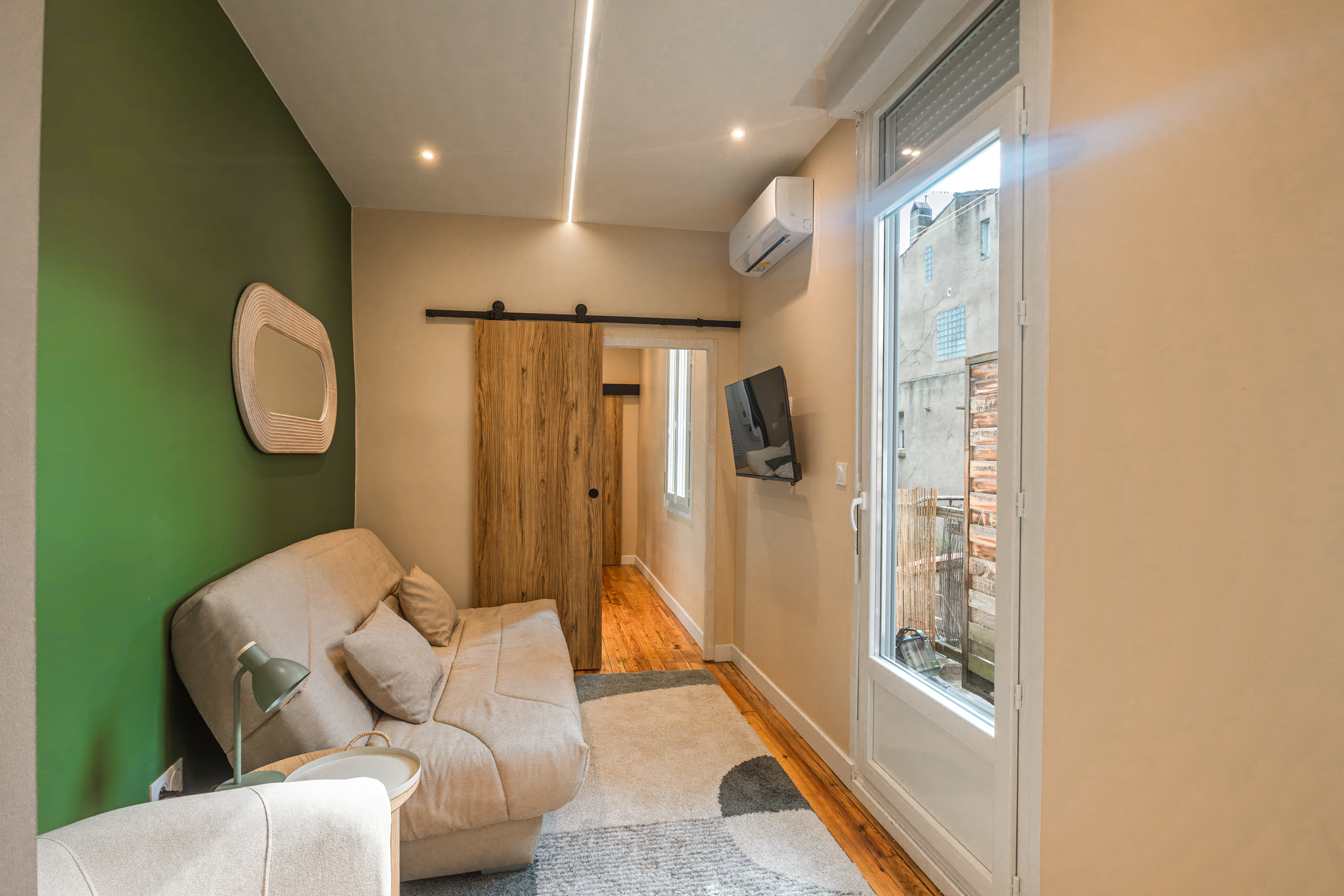 Salon : porte coulissante bois et baie vers terrasse