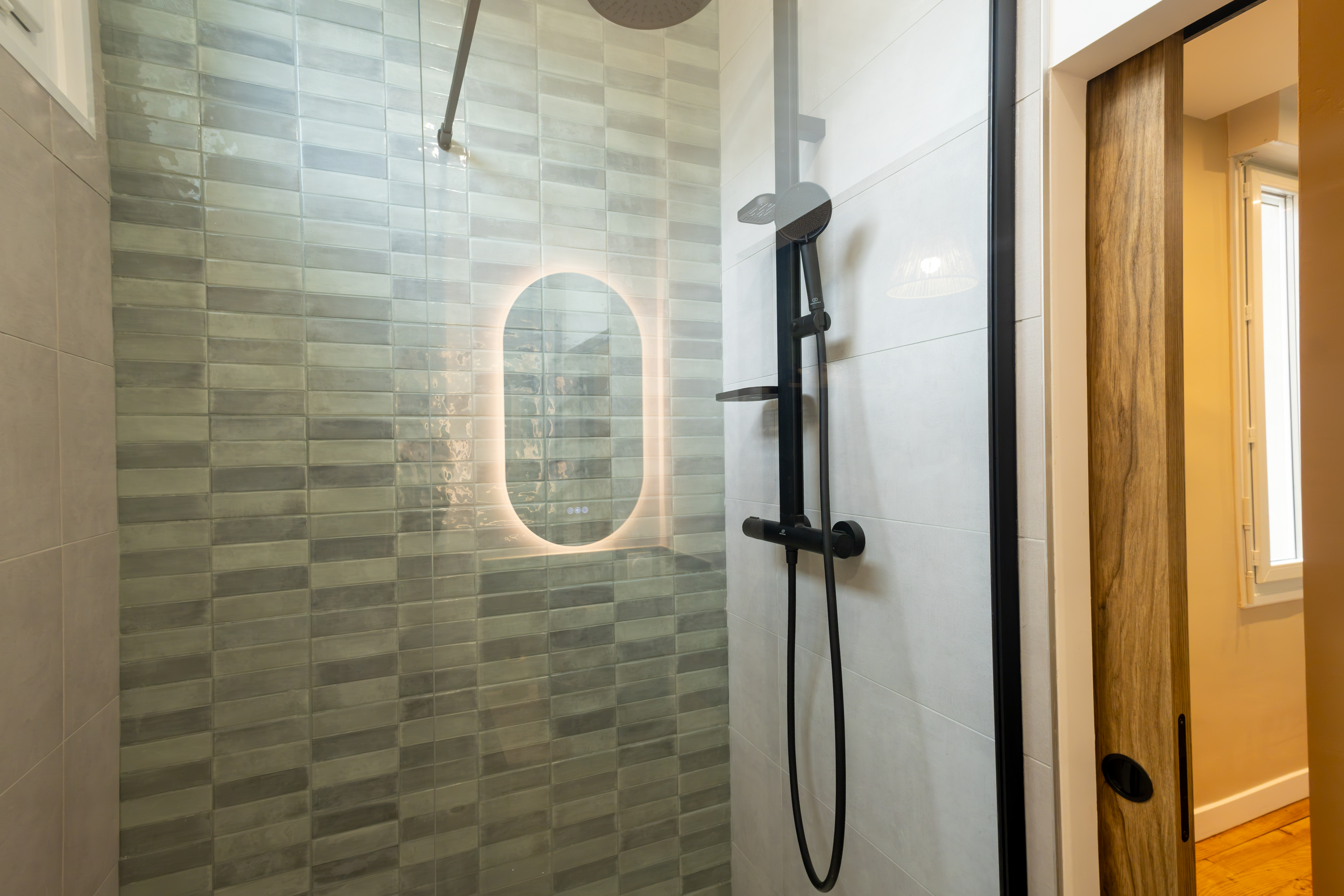 Douche à l'italienne, faïence zellige et robinetterie noire