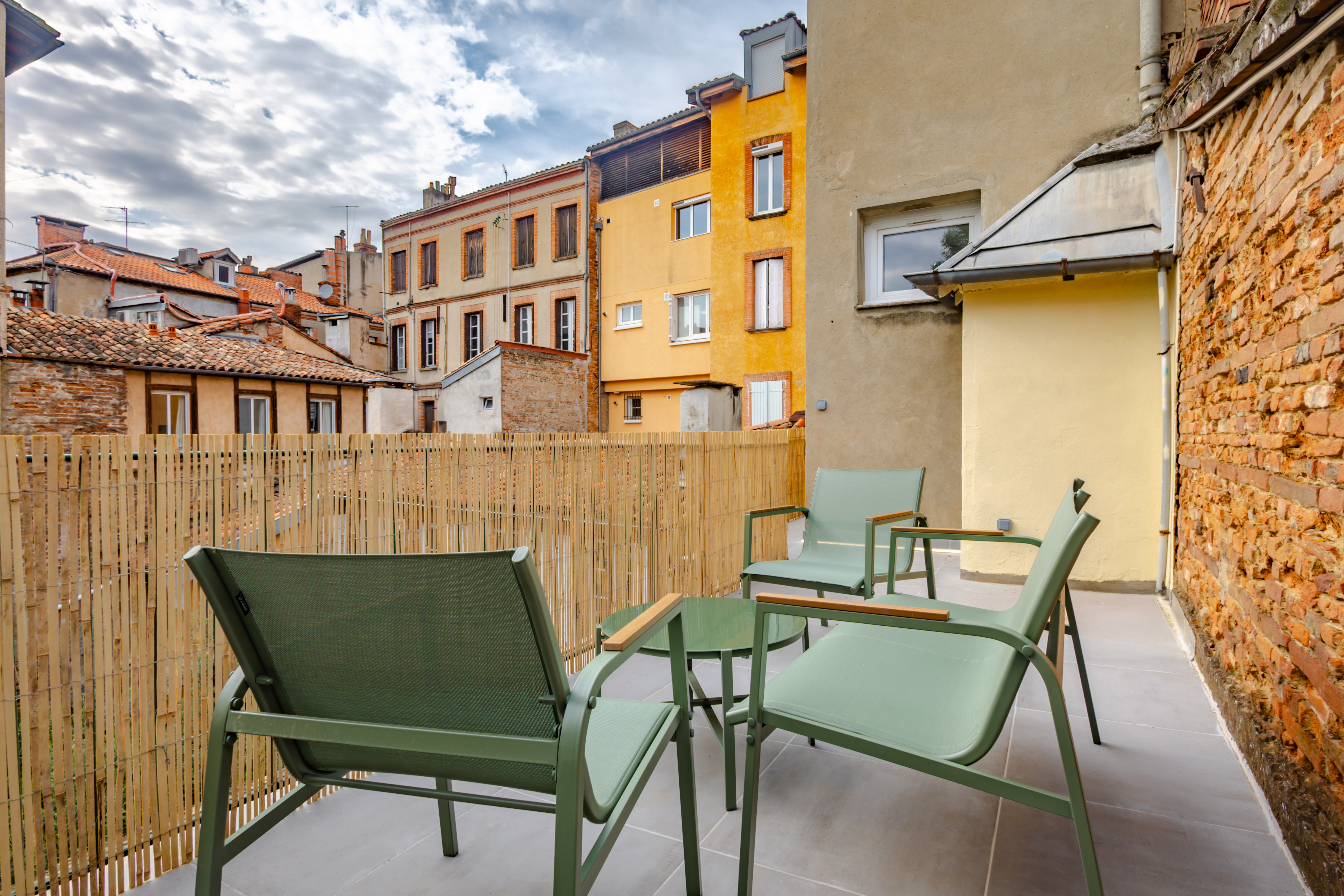 Terrasse privative avec vue sur les toits de Toulouse