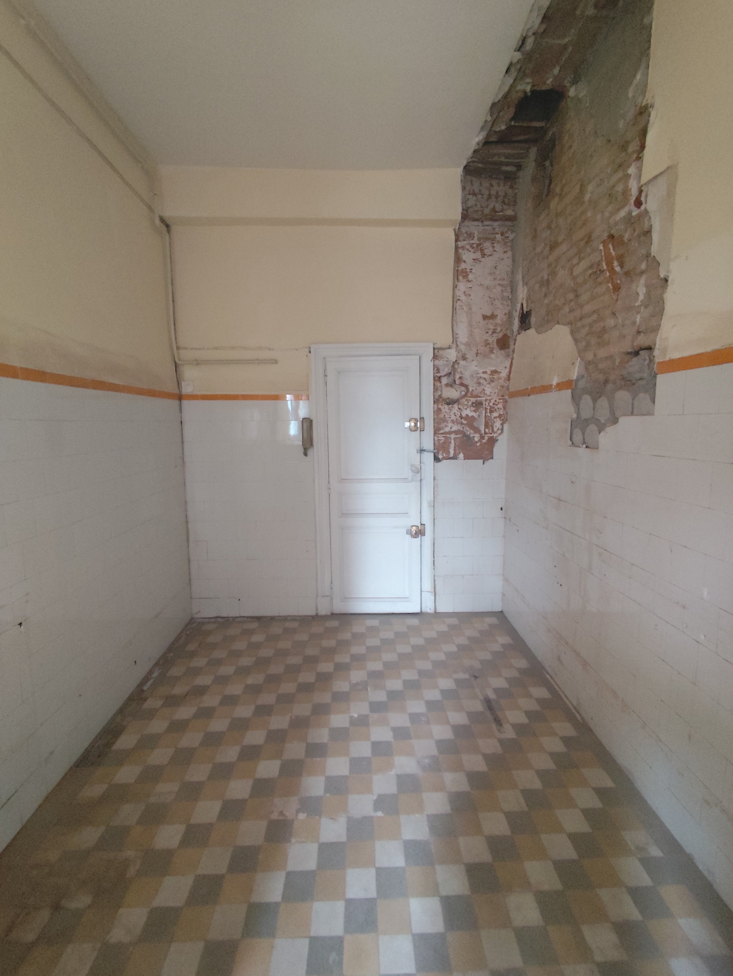 Cuisine d'origine, carrelage damier et briques apparentes