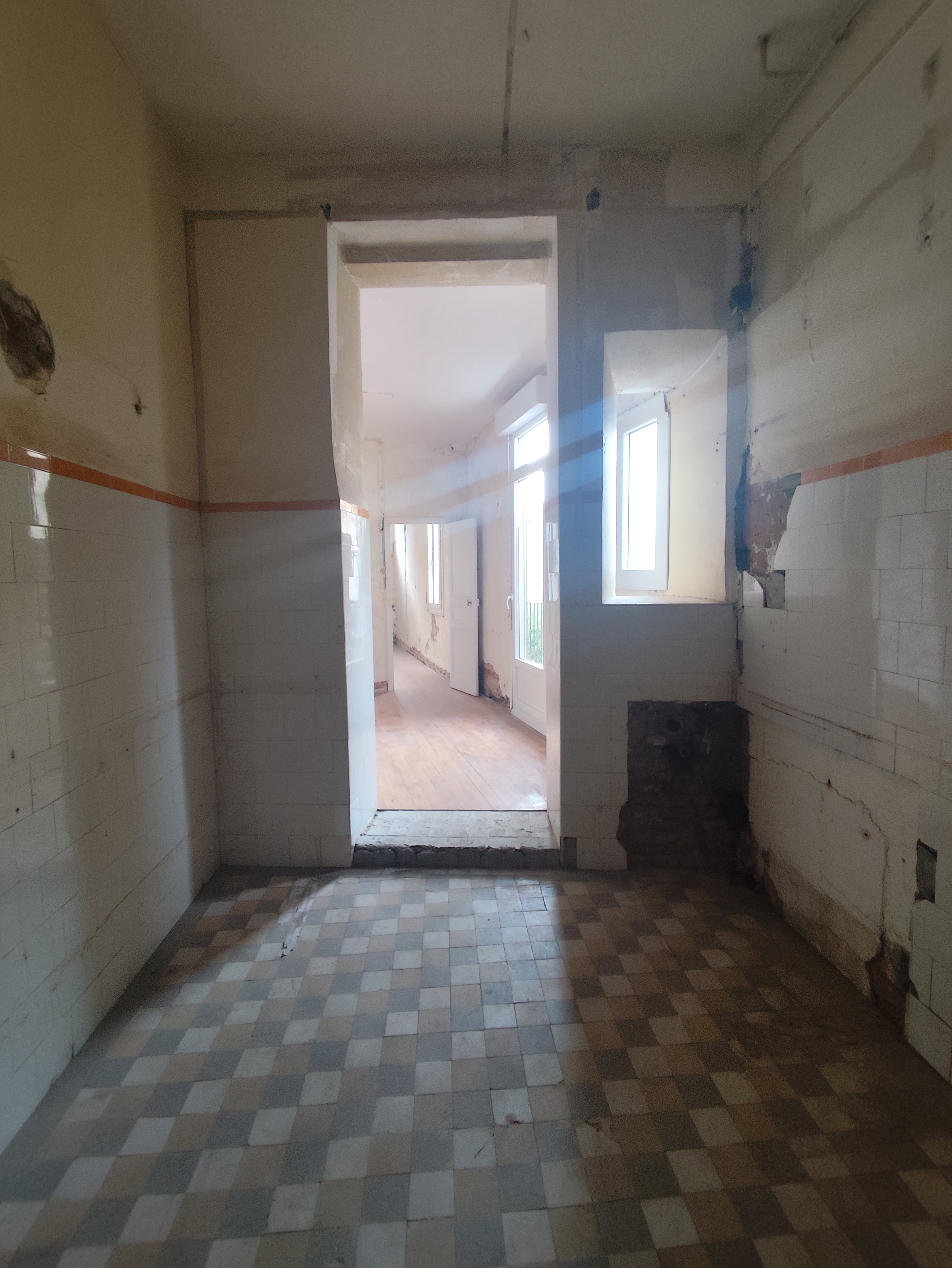 Ancienne cuisine, vue vers couloir et porte palière