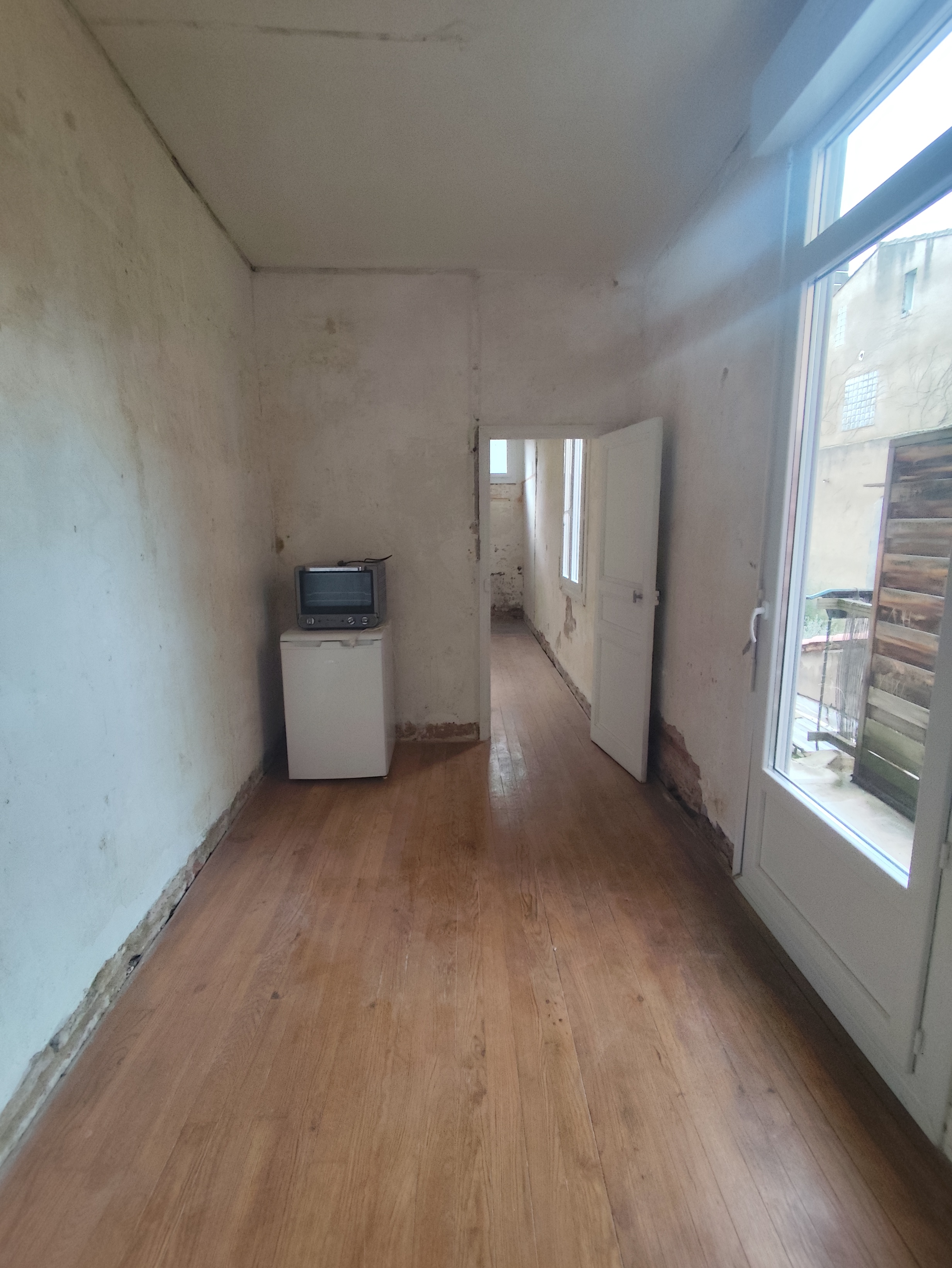 Salon d'origine, parquet ancien vue vers porte d'entrée