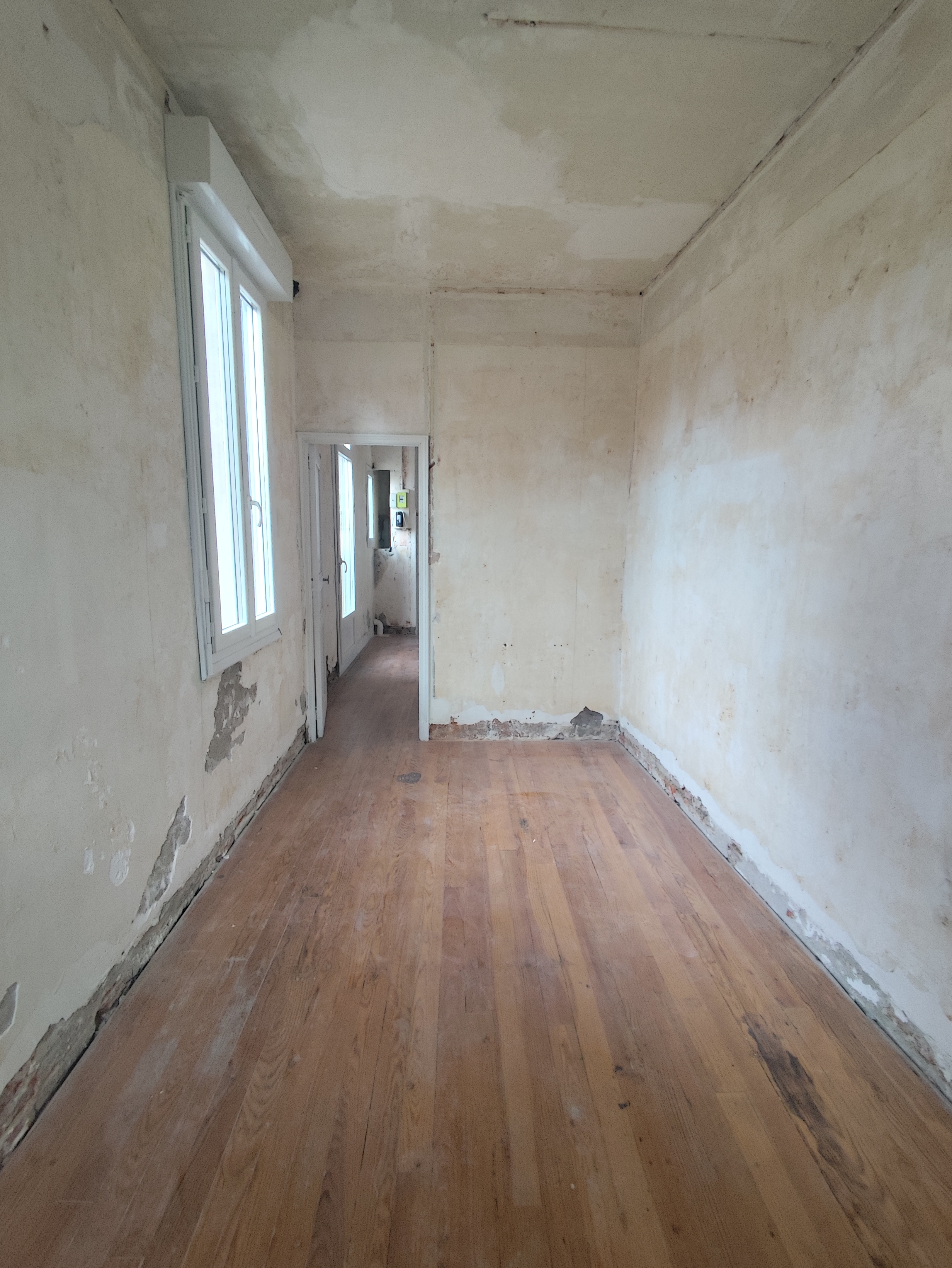 Future chambre, parquet pin à rénover et fenêtre d'origine