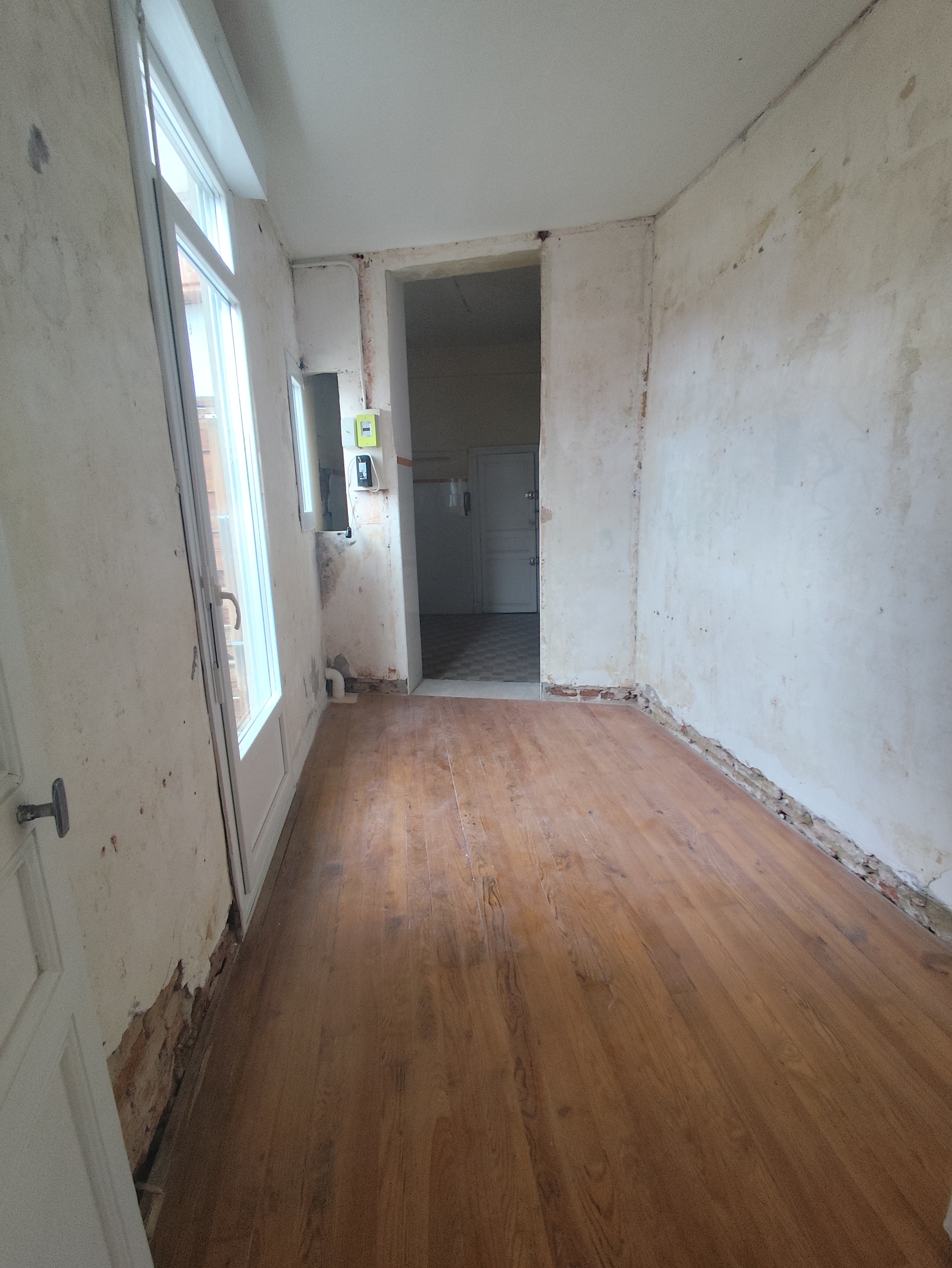 Ancien espace sanitaire, carrelage damier à déposer