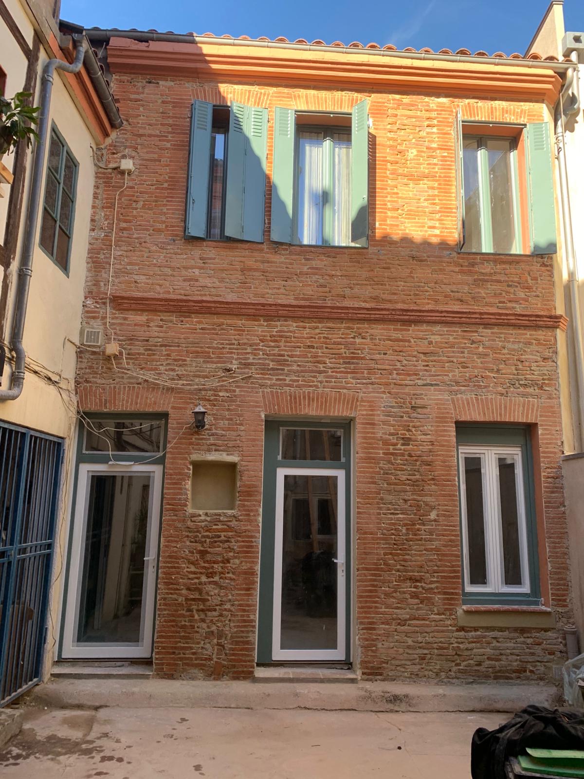 Façade restaurée en brique apparente